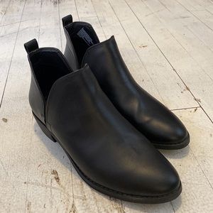 Universal Thread booties boots